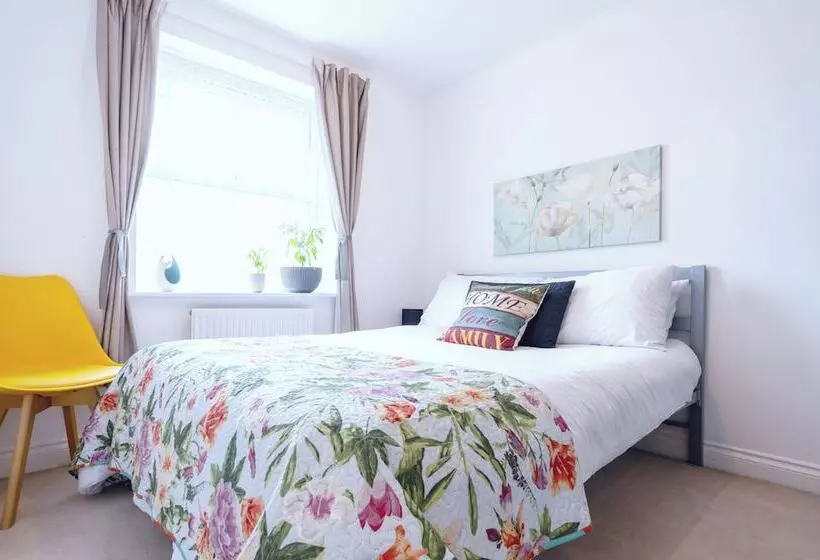 Residenssi Stunning 4 Bed House In Camberley