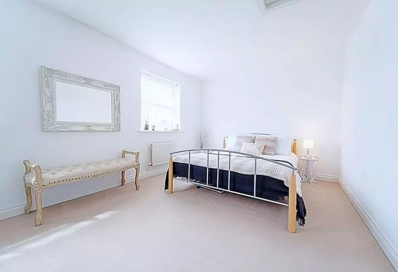 Residenssi Stunning 4 Bed House In Camberley