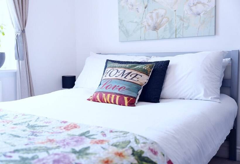 住所 Stunning 4 Bed House In Camberley