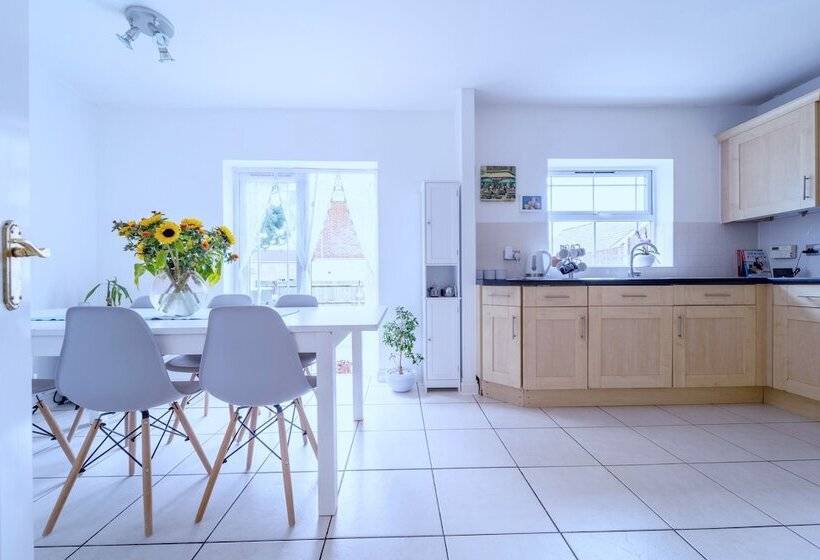 住所 Stunning 4 Bed House In Camberley