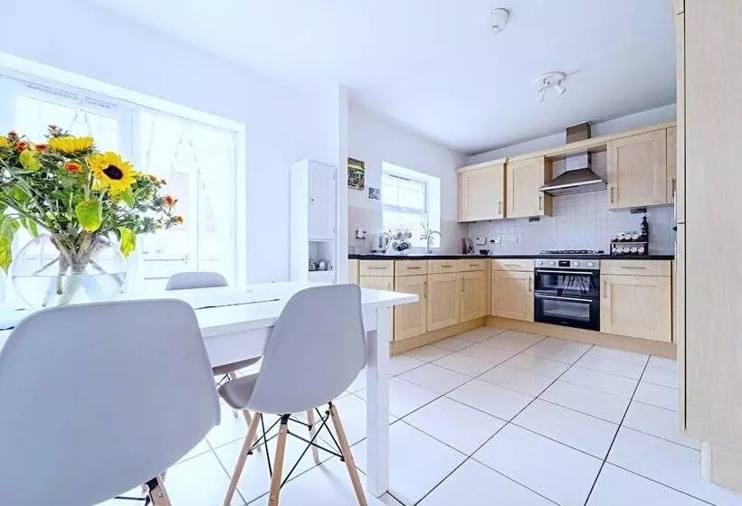 Residenssi Stunning 4 Bed House In Camberley