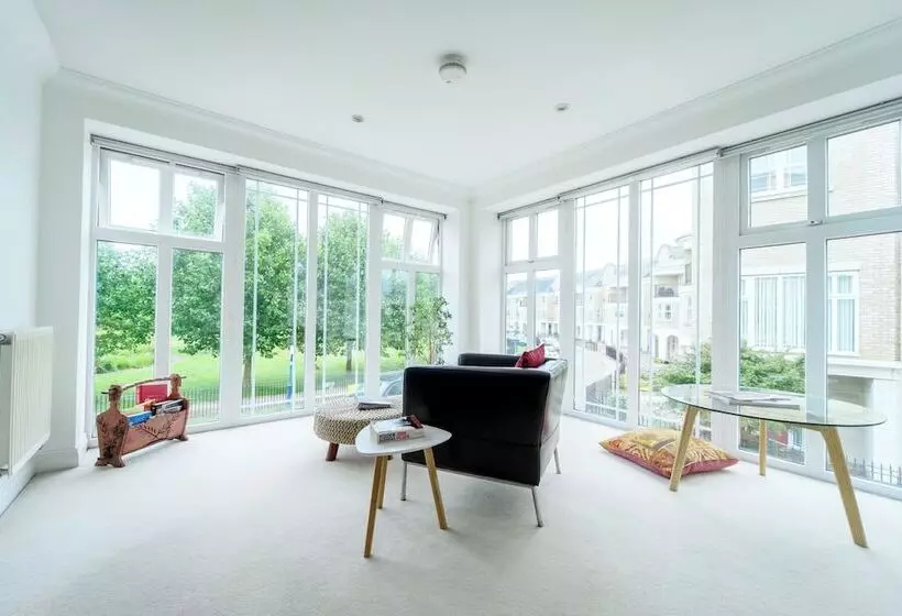 Residenssi Stunning 4 Bed House In Camberley