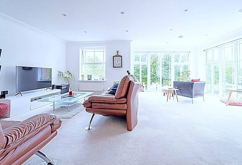 住所 Stunning 4 Bed House In Camberley
