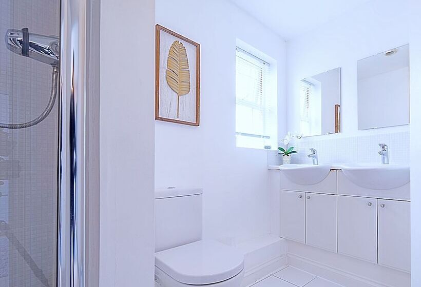 住所 Stunning 4 Bed House In Camberley