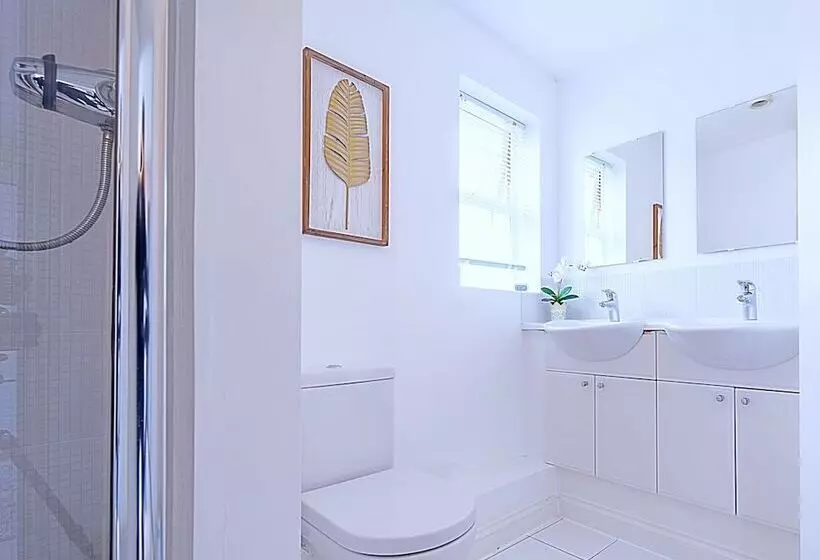 Residenssi Stunning 4 Bed House In Camberley