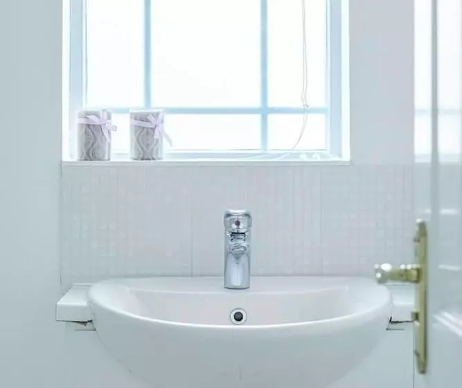 Residenssi Stunning 4 Bed House In Camberley