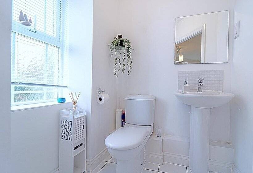 住所 Stunning 4 Bed House In Camberley