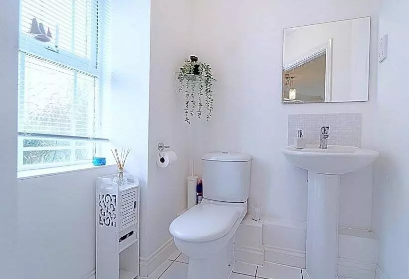 Residenssi Stunning 4 Bed House In Camberley