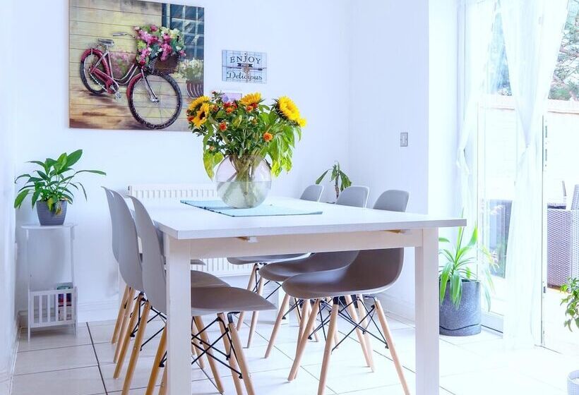 住所 Stunning 4 Bed House In Camberley