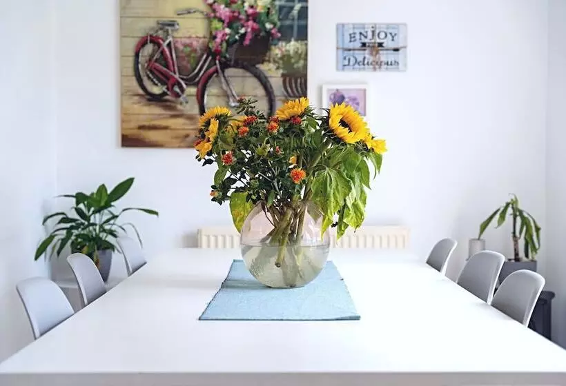 Residenssi Stunning 4 Bed House In Camberley