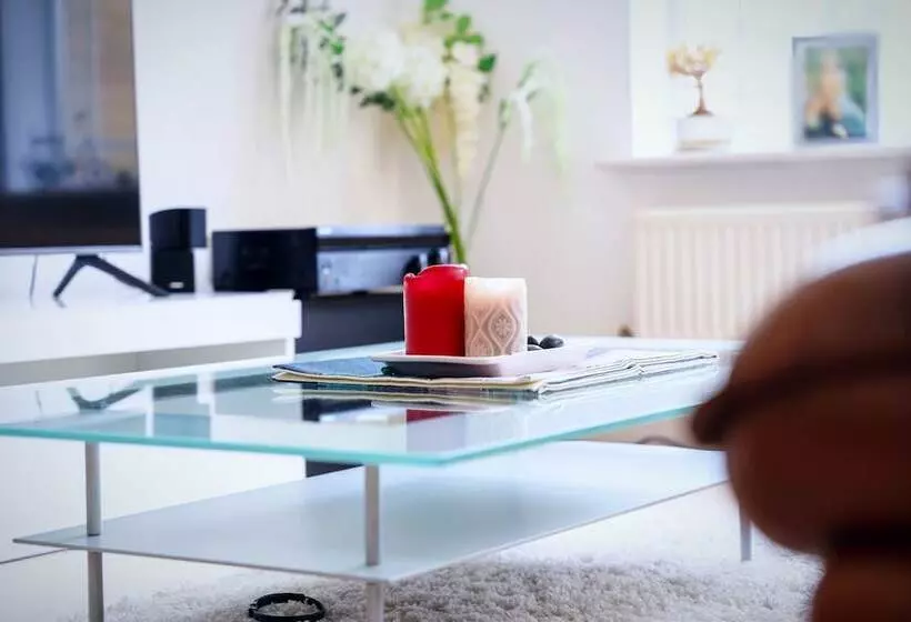 Residenssi Stunning 4 Bed House In Camberley