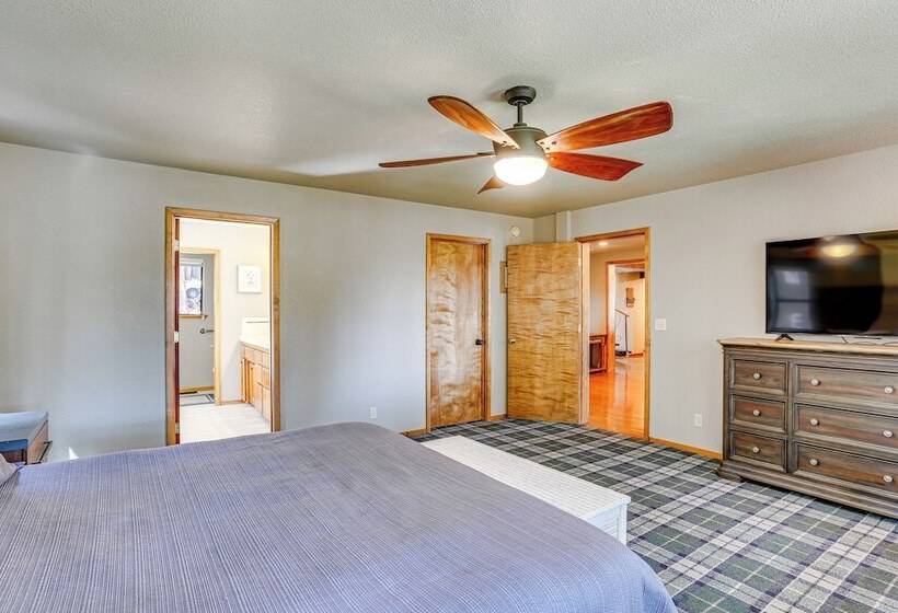 Spacious Retreat W/ Backyard: 1 Mi To Lake Almanor