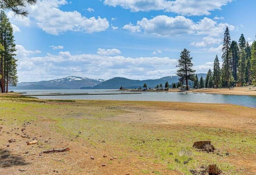 Spacious Retreat W/ Backyard: 1 Mi To Lake Almanor