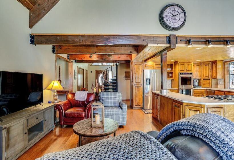 Spacious Retreat W/ Backyard: 1 Mi To Lake Almanor