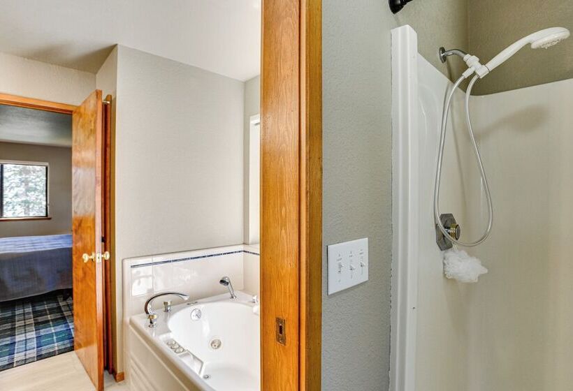 Spacious Retreat W/ Backyard: 1 Mi To Lake Almanor