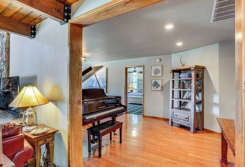 Spacious Retreat W/ Backyard: 1 Mi To Lake Almanor