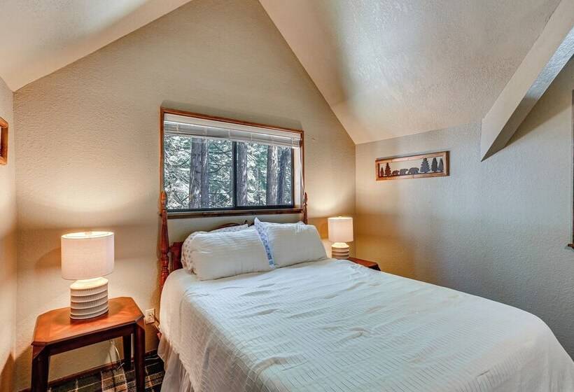Spacious Retreat W/ Backyard: 1 Mi To Lake Almanor