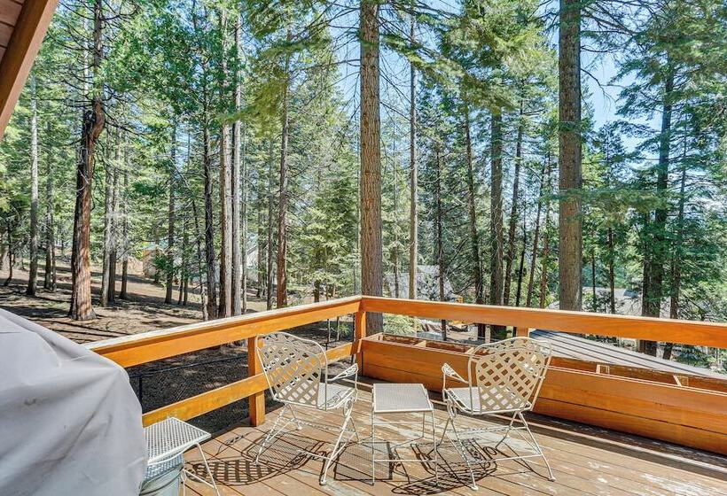 Spacious Retreat W/ Backyard: 1 Mi To Lake Almanor