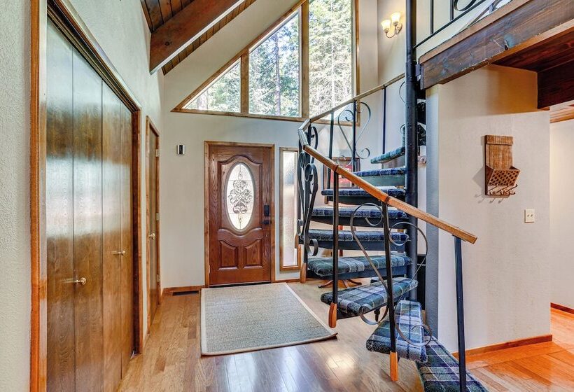 Spacious Retreat W/ Backyard: 1 Mi To Lake Almanor