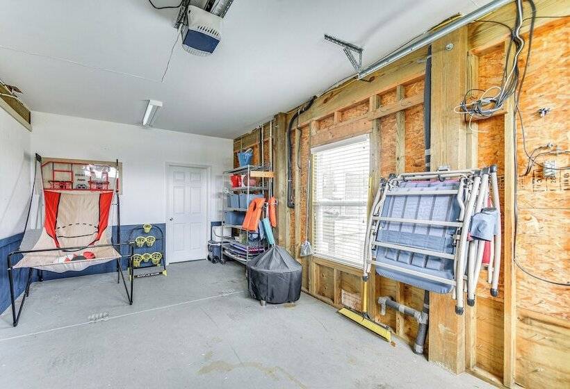 Tranquil Outer Banks Home: Dock & Community Pool!