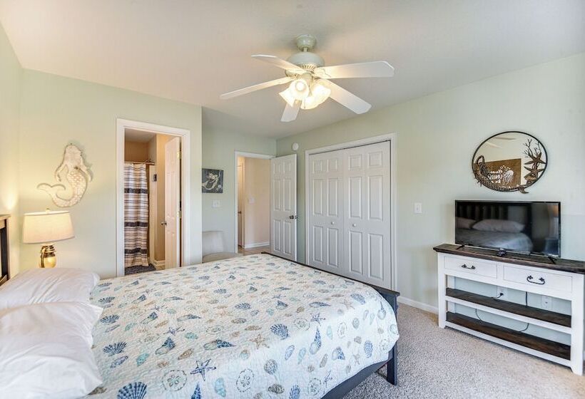 Tranquil Outer Banks Home: Dock & Community Pool!