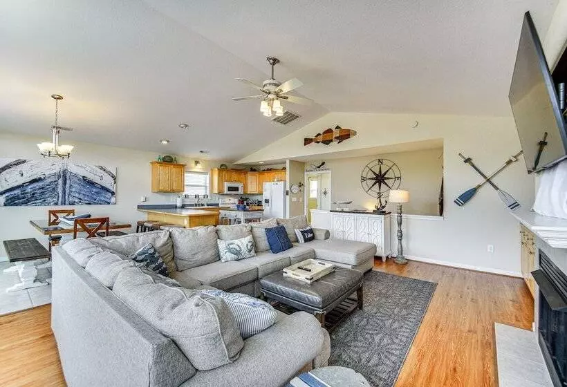 Tranquil Outer Banks Home: Dock & Community Pool!