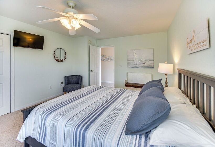 Tranquil Outer Banks Home: Dock & Community Pool!