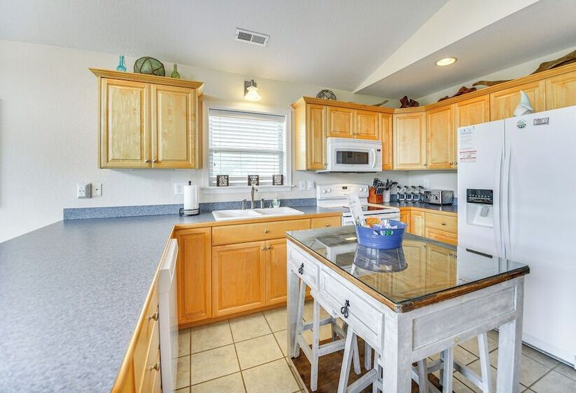 Tranquil Outer Banks Home: Dock & Community Pool!