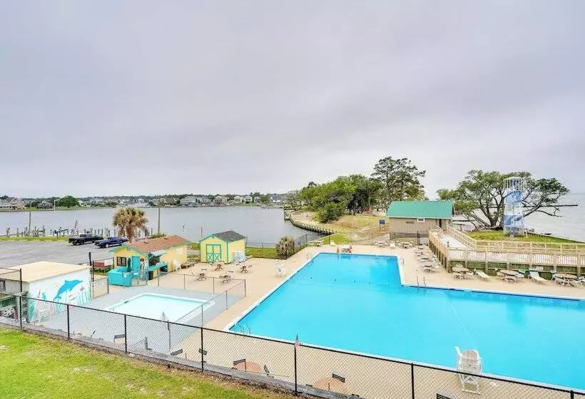 Tranquil Outer Banks Home: Dock & Community Pool!