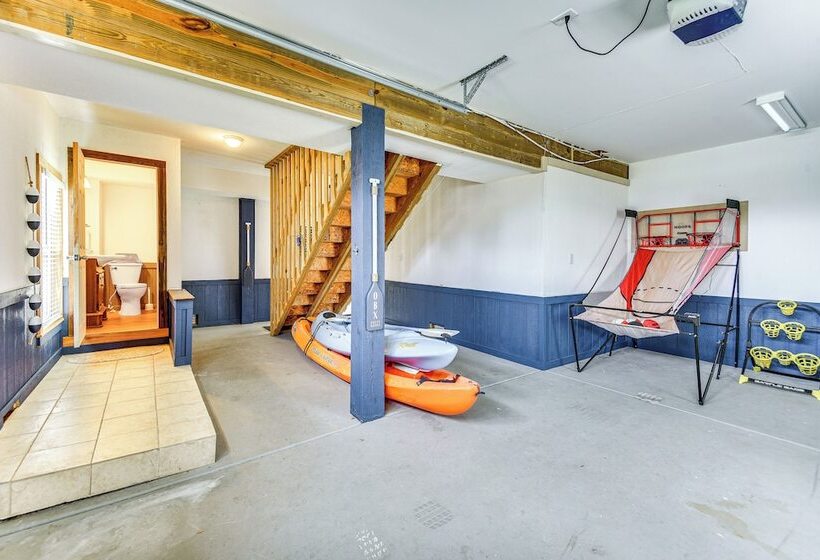 Tranquil Outer Banks Home: Dock & Community Pool!