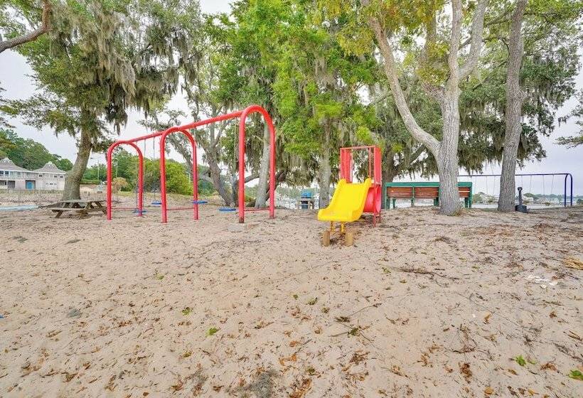 Tranquil Outer Banks Home: Dock & Community Pool!