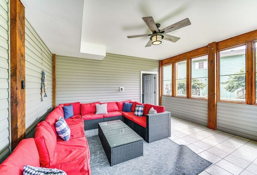 Tranquil Outer Banks Home: Dock & Community Pool!