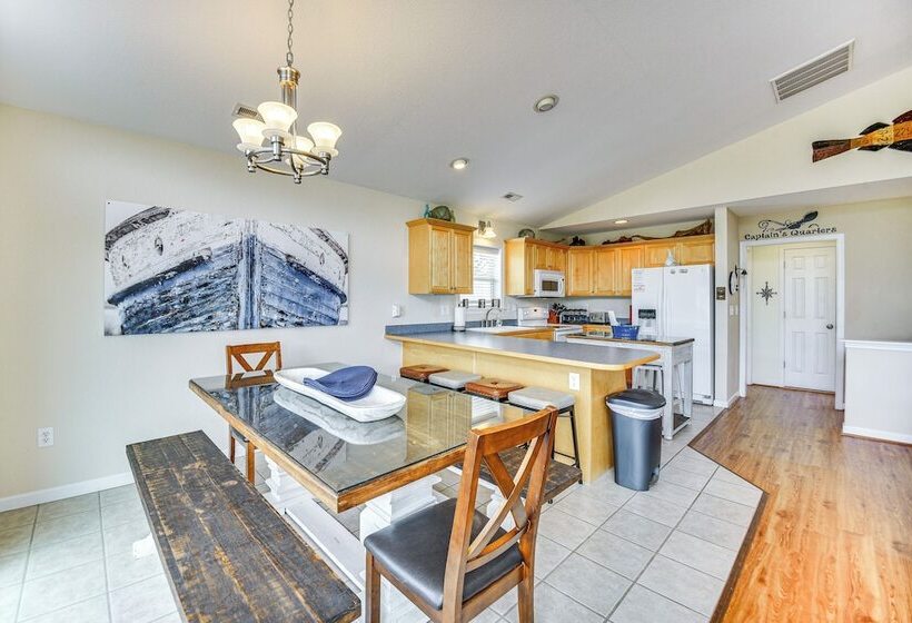 Tranquil Outer Banks Home: Dock & Community Pool!