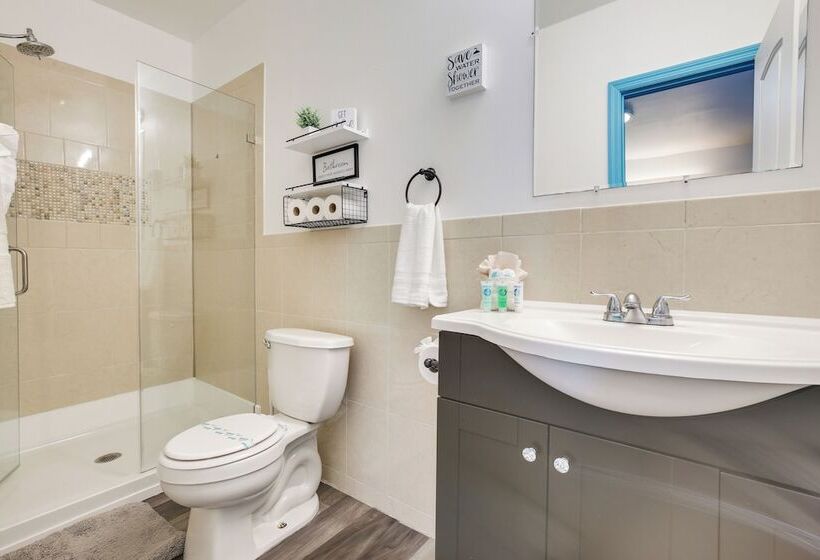 Hollywood Beach Bungalow Near Golf: Pets Welcome!