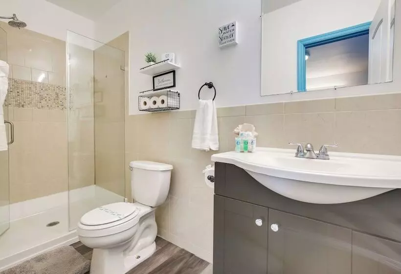 Hollywood Beach Bungalow Near Golf: Pets Welcome!