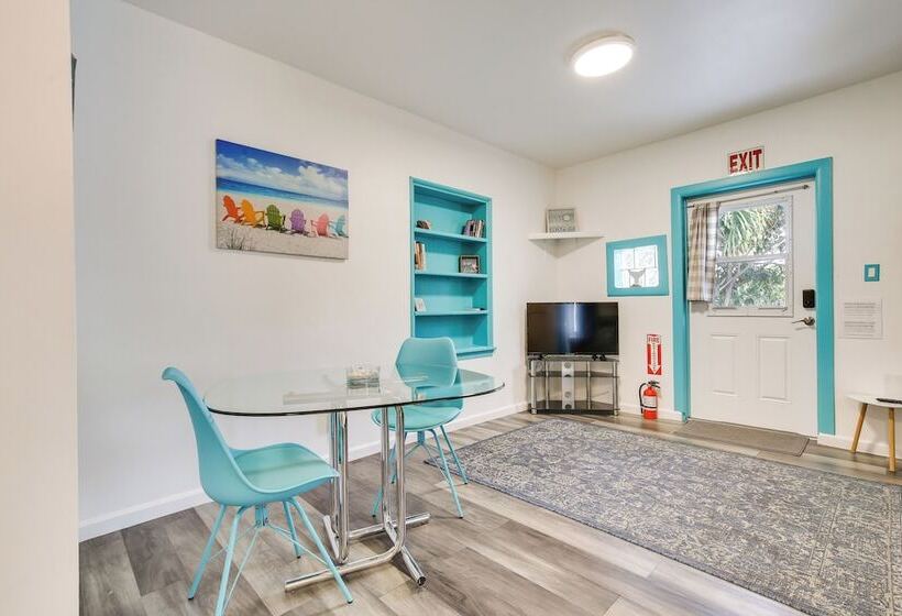 Hollywood Beach Bungalow Near Golf: Pets Welcome!