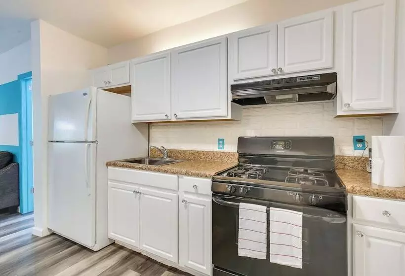 Hollywood Beach Bungalow Near Golf: Pets Welcome!