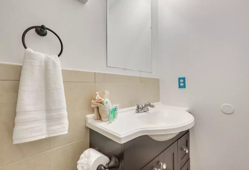 Hollywood Beach Bungalow Near Golf: Pets Welcome!