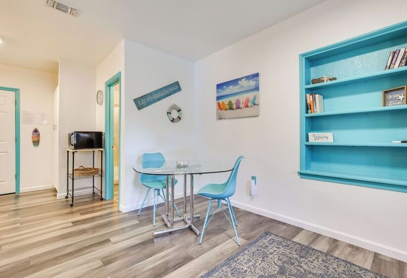 Hollywood Beach Bungalow Near Golf: Pets Welcome!