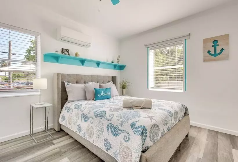 Hollywood Beach Bungalow Near Golf: Pets Welcome!