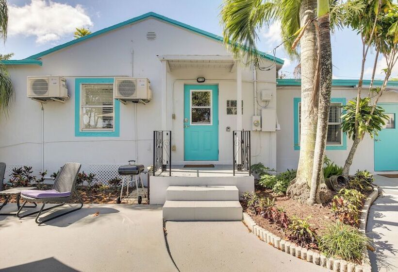 Hollywood Beach Bungalow Near Golf: Pets Welcome!
