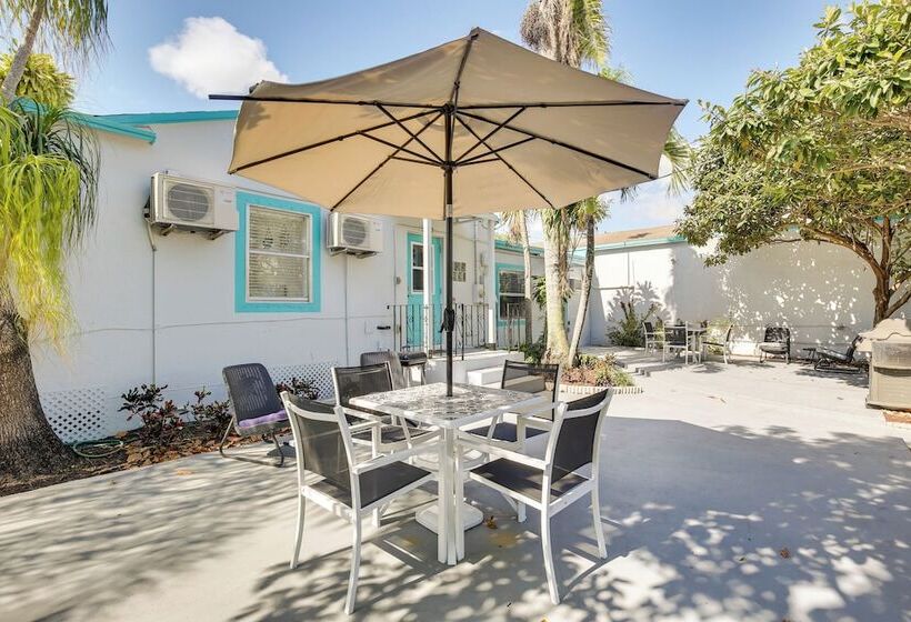 Hollywood Beach Bungalow Near Golf: Pets Welcome!