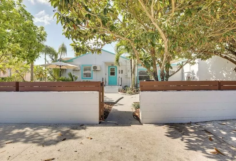Hollywood Beach Bungalow Near Golf: Pets Welcome!