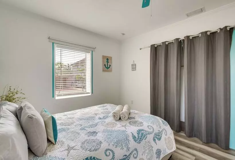 Hollywood Beach Bungalow Near Golf: Pets Welcome!