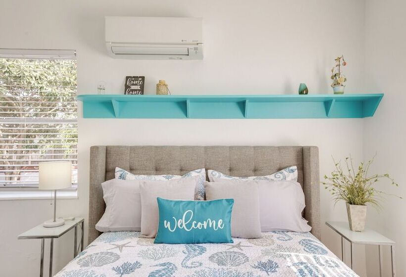 Hollywood Beach Bungalow Near Golf: Pets Welcome!