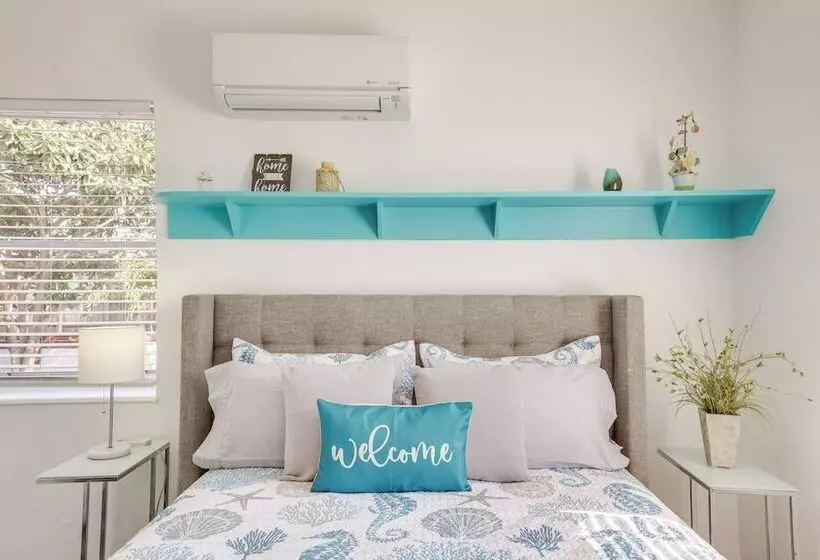 Hollywood Beach Bungalow Near Golf: Pets Welcome!