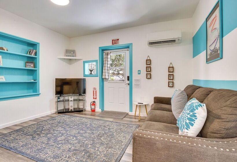 Hollywood Beach Bungalow Near Golf: Pets Welcome!