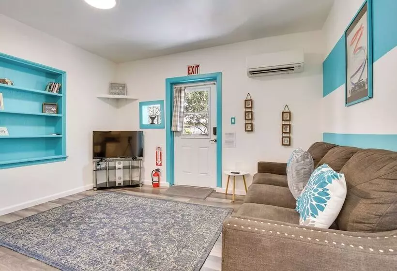 Hollywood Beach Bungalow Near Golf: Pets Welcome!