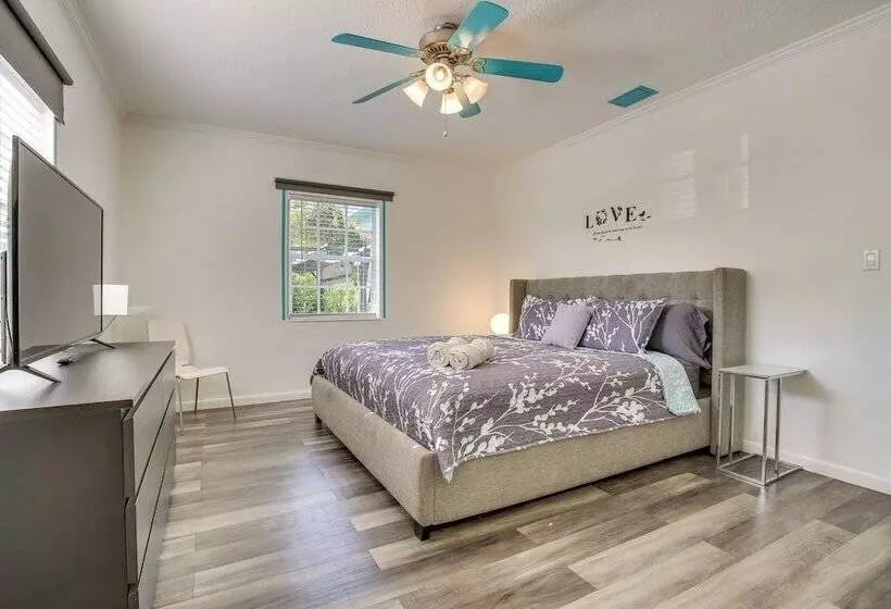 Hollywood Cottage: 2 Mi To Hollywood Beach!