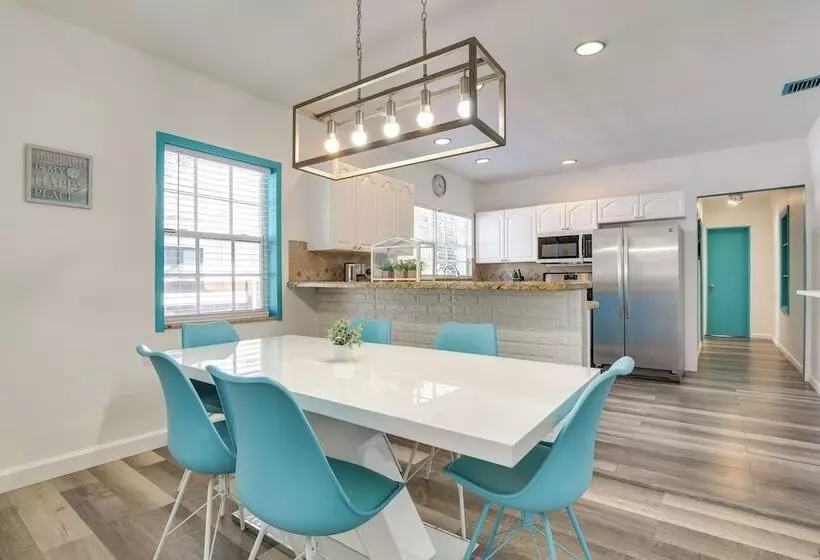 Hollywood Cottage: 2 Mi To Hollywood Beach!